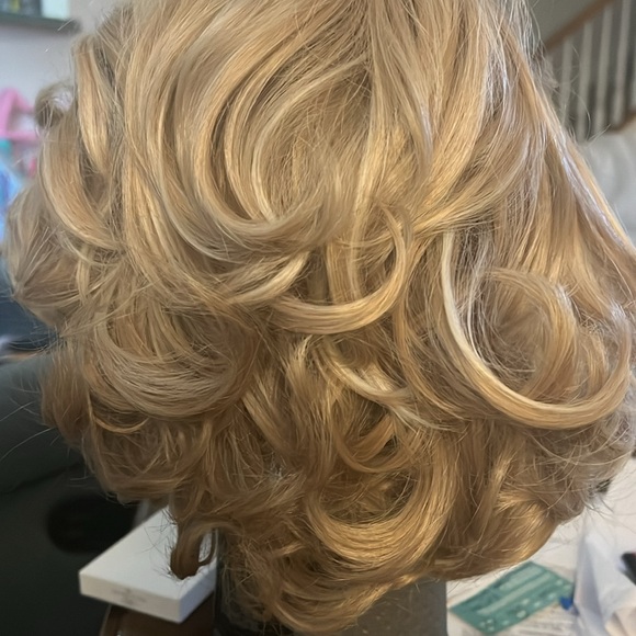 New ash blonde wig with tags. Never been worn. - Picture 2 of 6